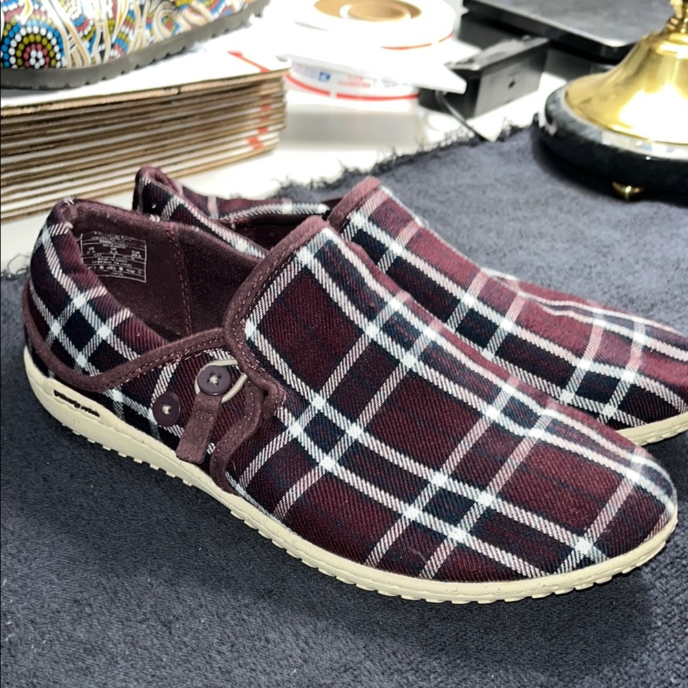 Patagonia White and Maroon Slip-On Loafers - Picture 7 of 11